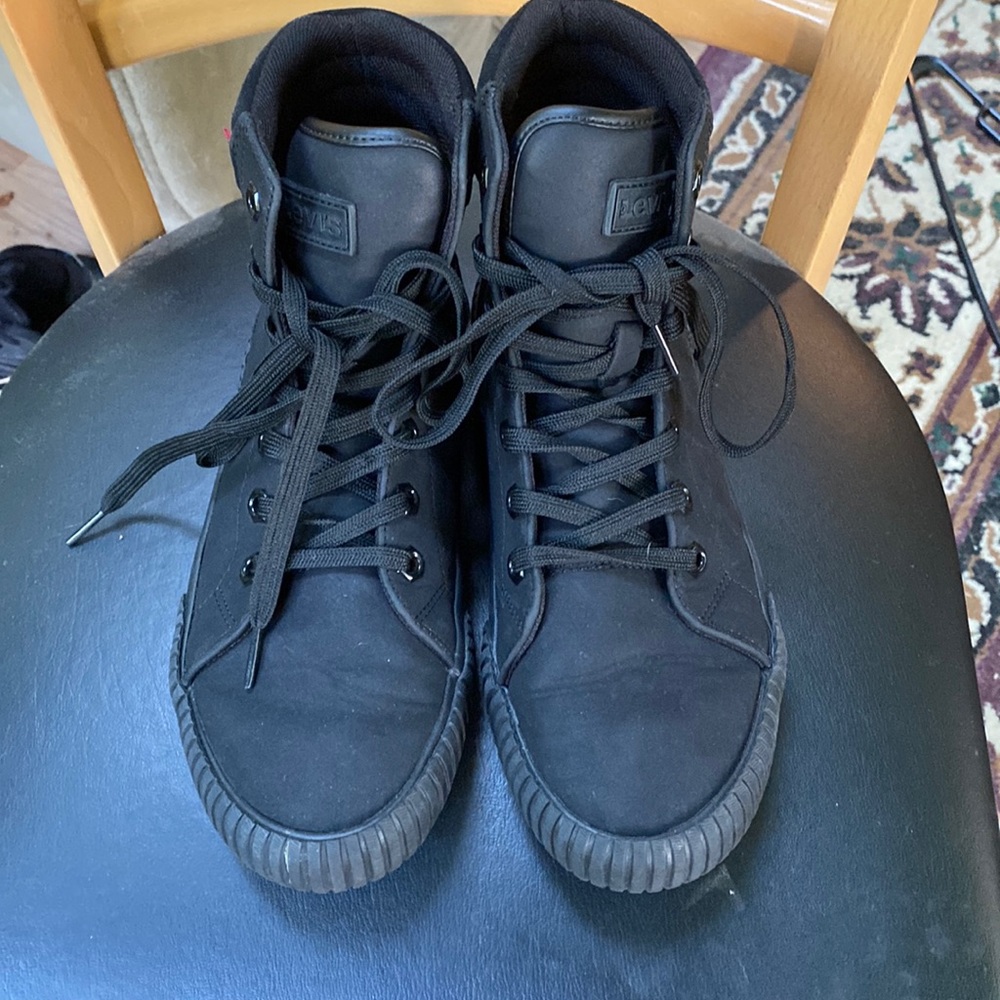 Levi’s Black high top shoes size 7